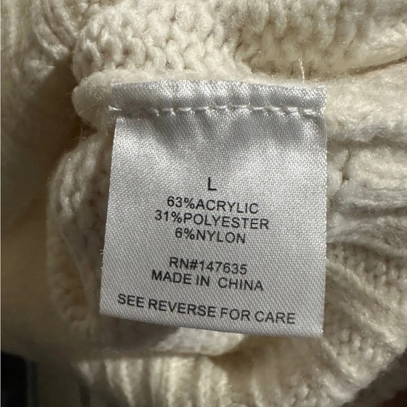 Romeo & Juliet Couture Embroidered Oversized Cozy Cottage Granny Casual Crewneck - Picture 7 of 9